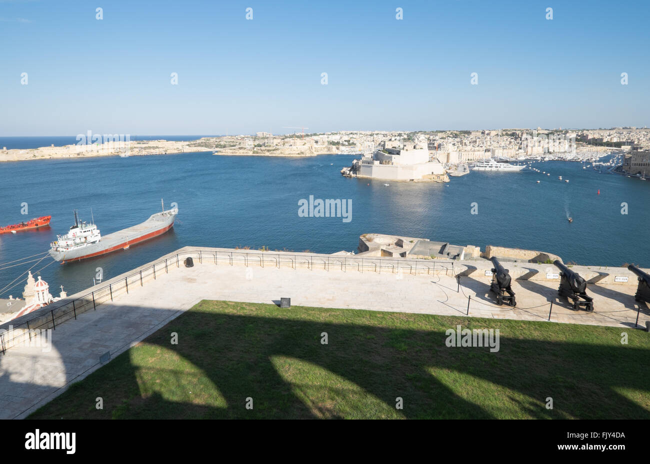 Vista del Grand Harbour dalla tomaia Barracca Gardens a La Valletta, Malta Foto Stock