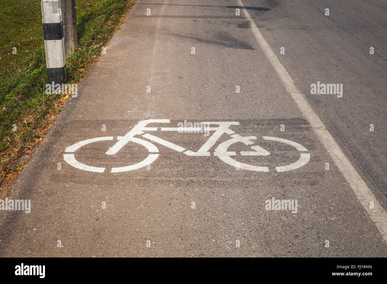 Pista ciclabile con ciclista in Mae Fah Luang University, Chiang-Rai Thailandia Foto Stock