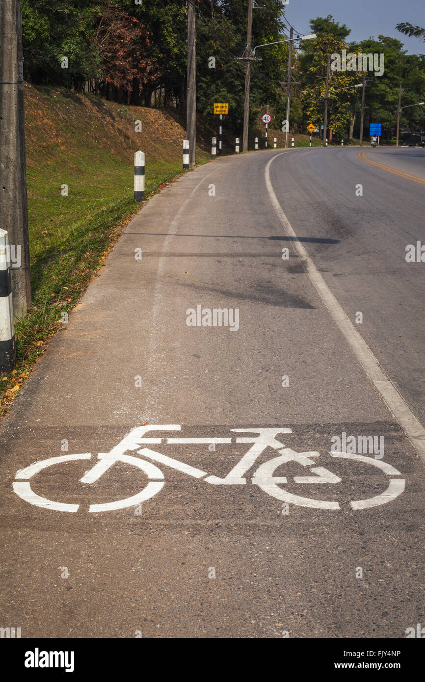 Pista ciclabile con ciclista in Mae Fah Luang University, Chiang-Rai Thailandia Foto Stock