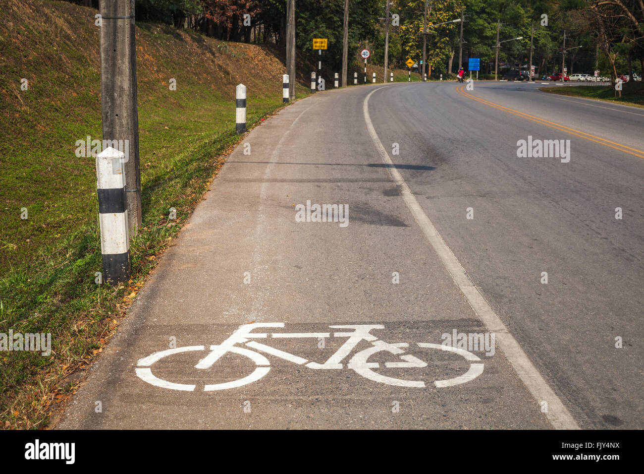 Pista ciclabile con ciclista in Mae Fah Luang University, Chiang-Rai Thailandia Foto Stock