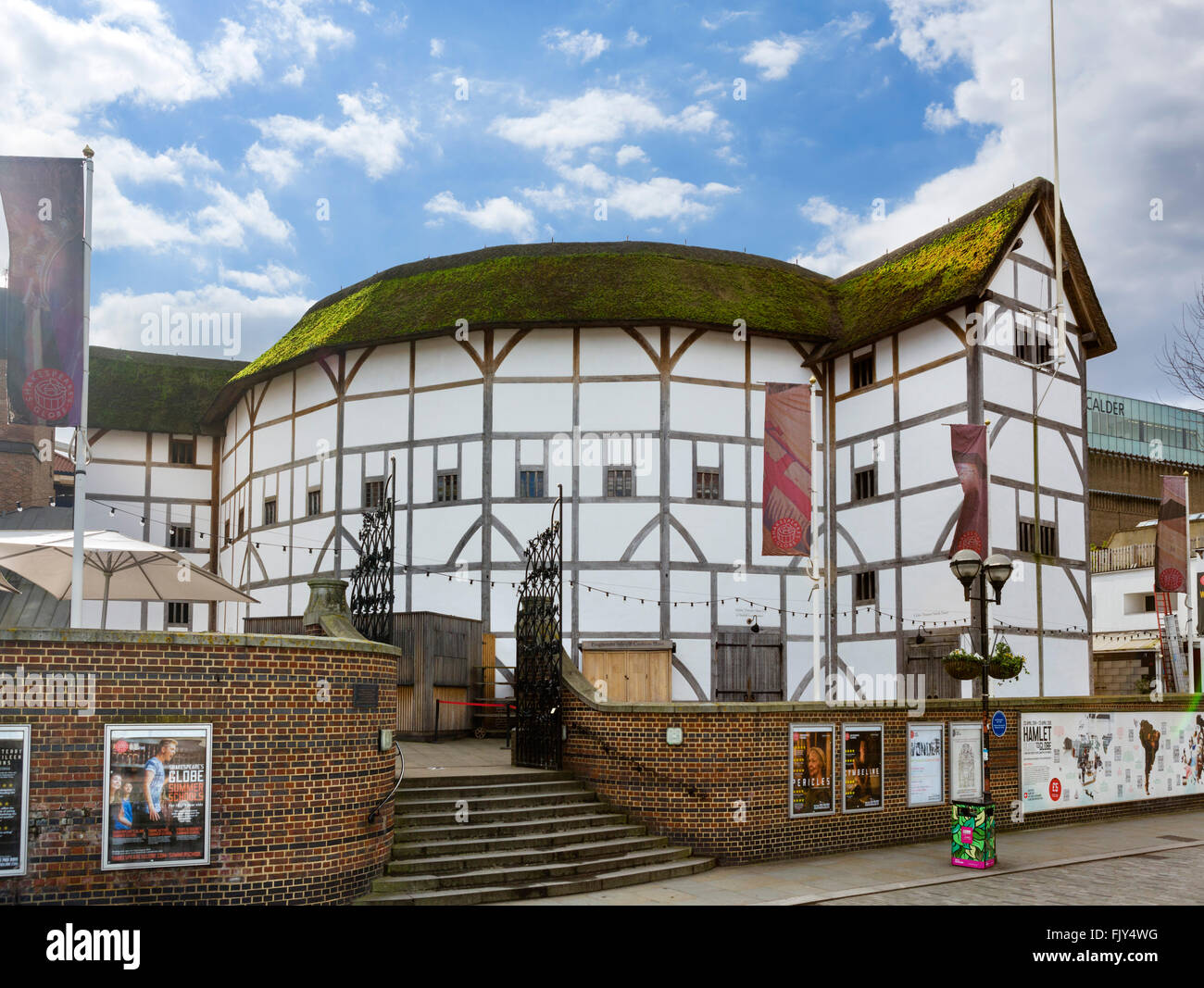 Il Globe Theatre di Shakespeare sulla riva sud del Tamigi, Southwark, Londra, Inghilterra, Regno Unito Foto Stock