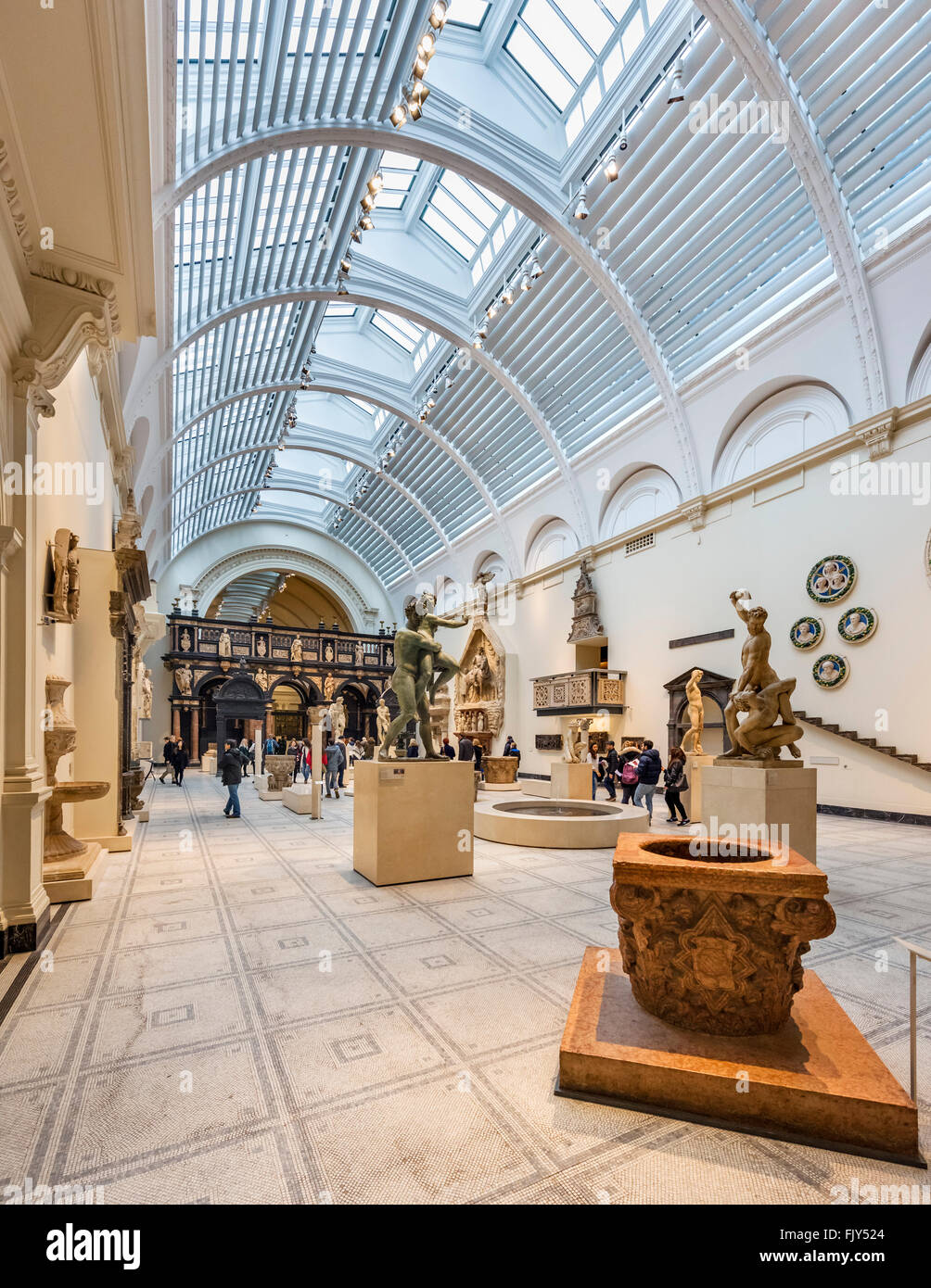 Medievale e Rinascimentale, Gallery, Victoria e Albert Museum, South Kensington, London, England, Regno Unito Foto Stock