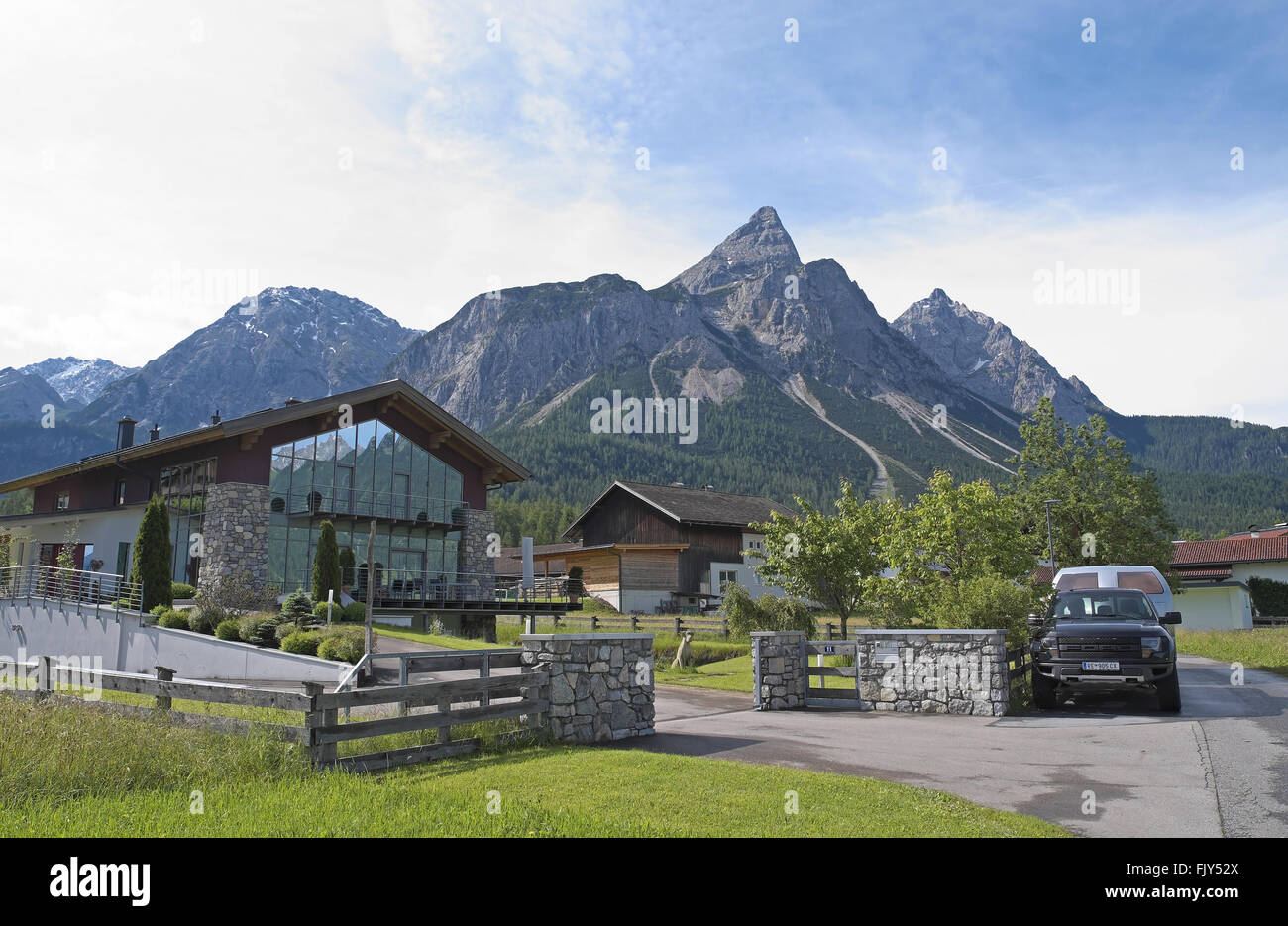 Sonnenspitze visto da nord su casa moderna, ehrwald, alpi austriache, Austria. Foto Stock