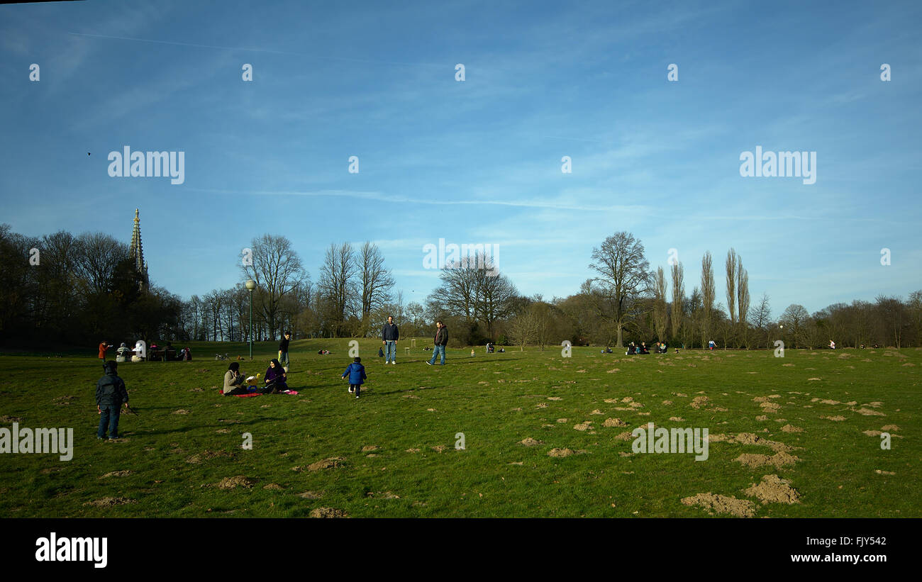 Le persone che si godono la loro domenica pomeriggio al Parco di Laken, Bruxelles. Foto Stock