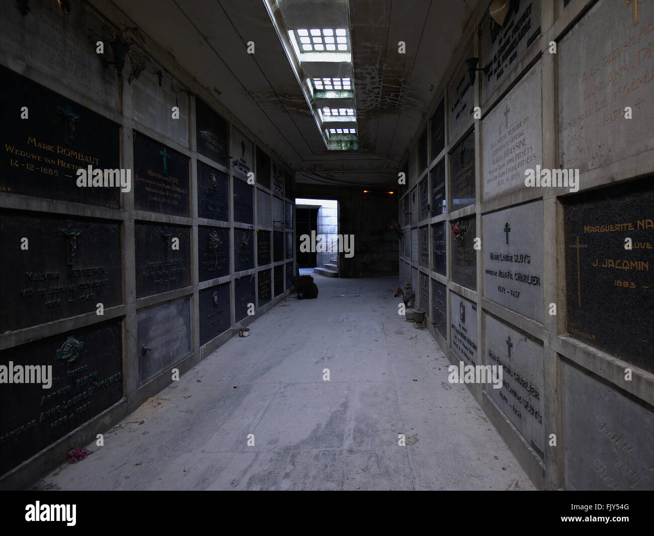 Corridoio buio nelle catacombe di Laken Foto Stock