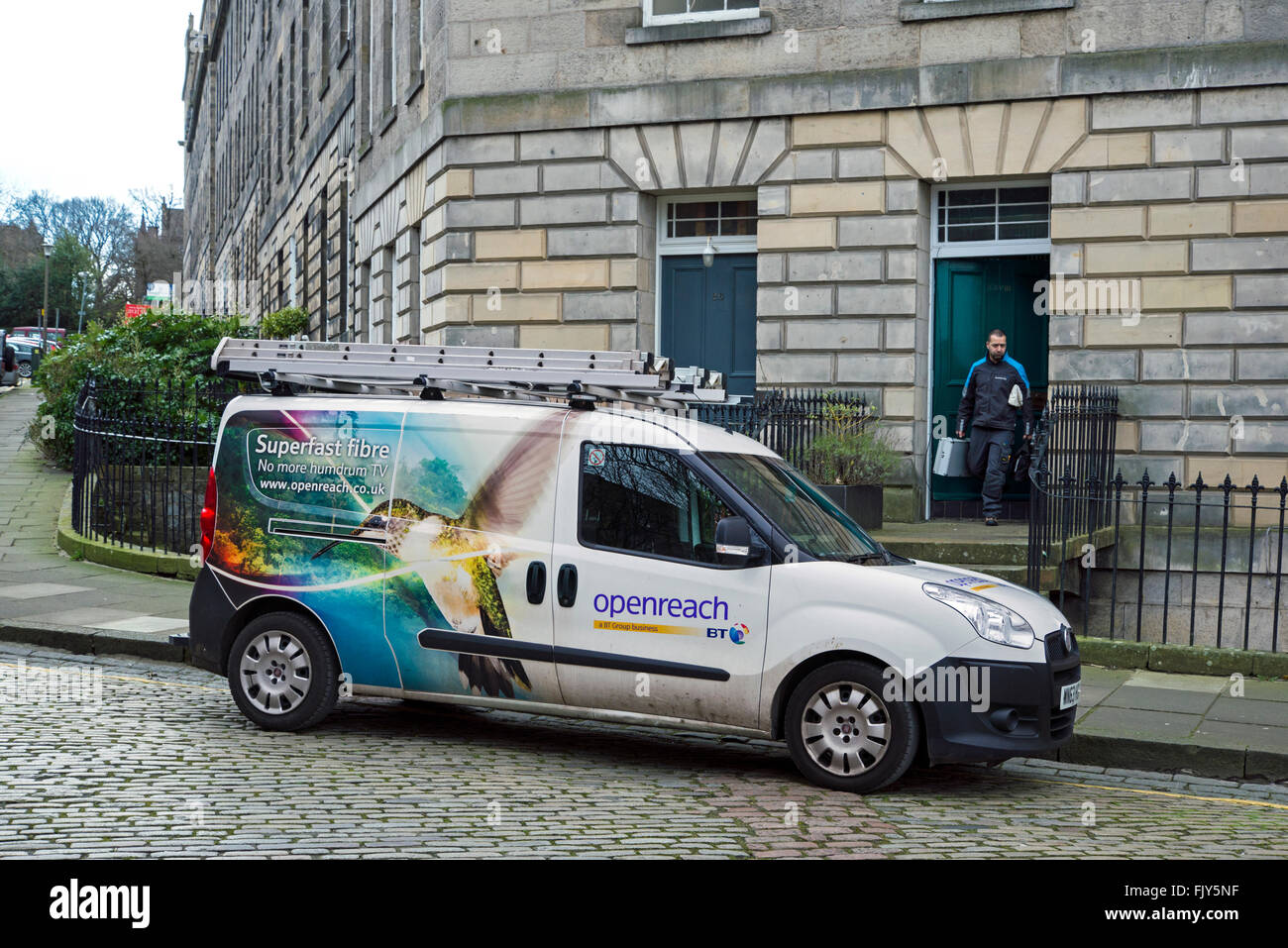 Un BT Openreach engineer tornando al suo furgone in New Town, Edimburgo, Scozia, Regno Unito. Foto Stock