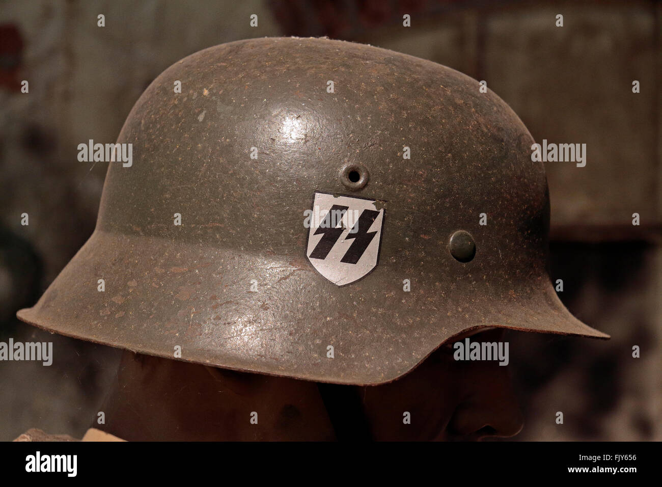 Una SS tedesche Seconda Guerra Mondiale casco in ali del museo di liberazione, migliore, Brabante Settentrionale, Paesi Bassi. Foto Stock