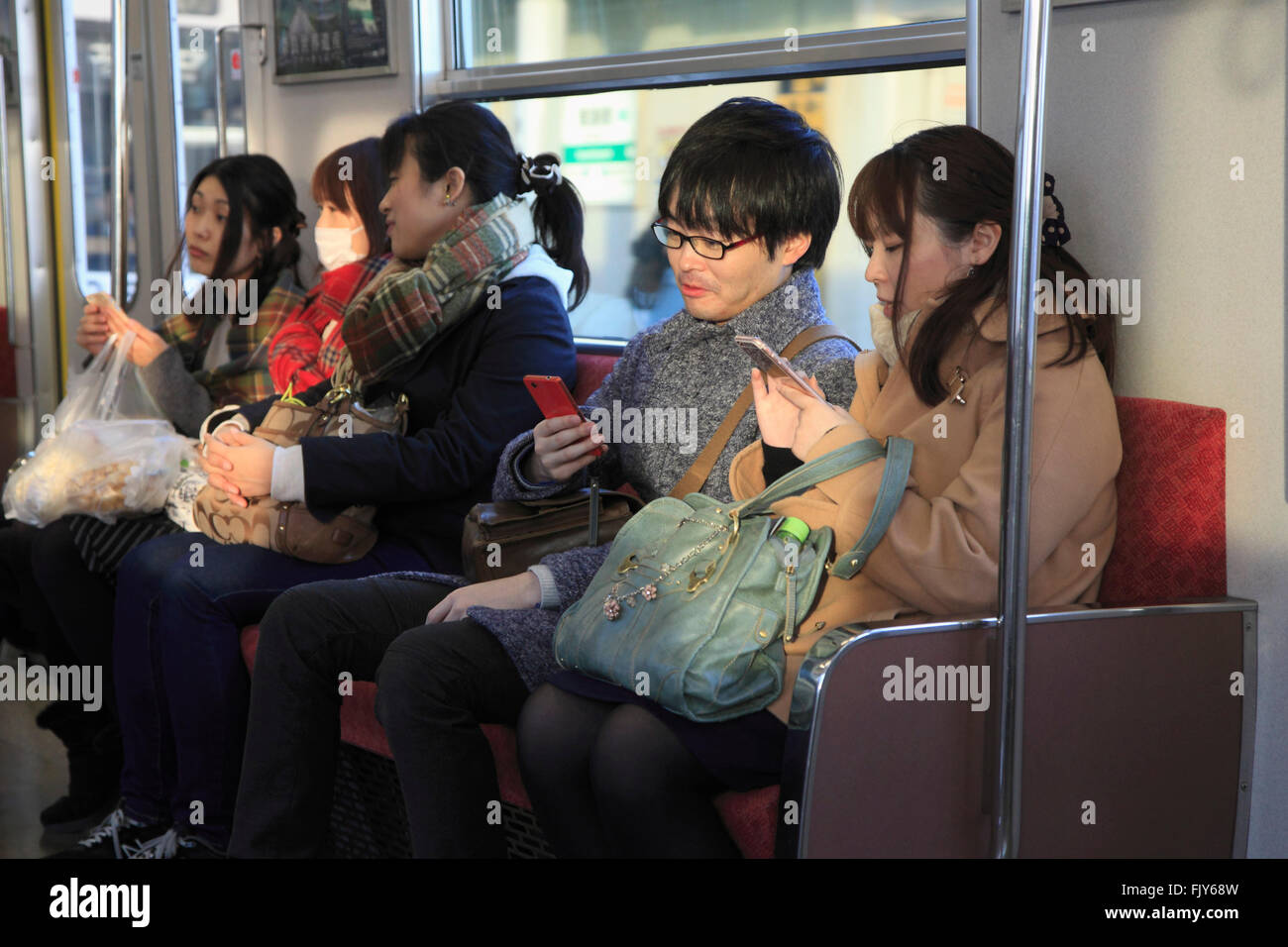 Giappone, Osaka, persone in treno urbano, Foto Stock