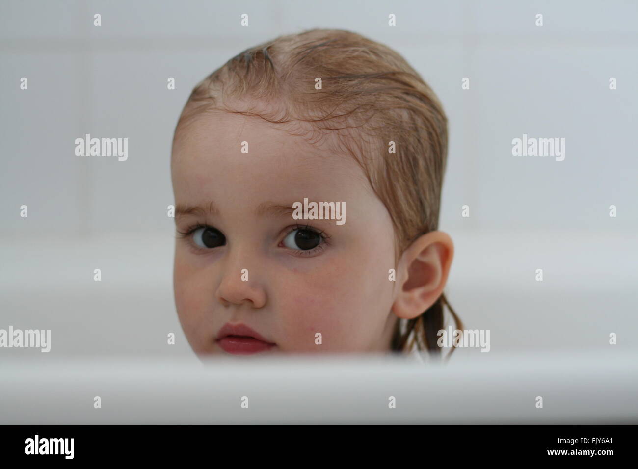 Bambina Bambino Seduto In Un Bagno Di Colore Bianco Con I