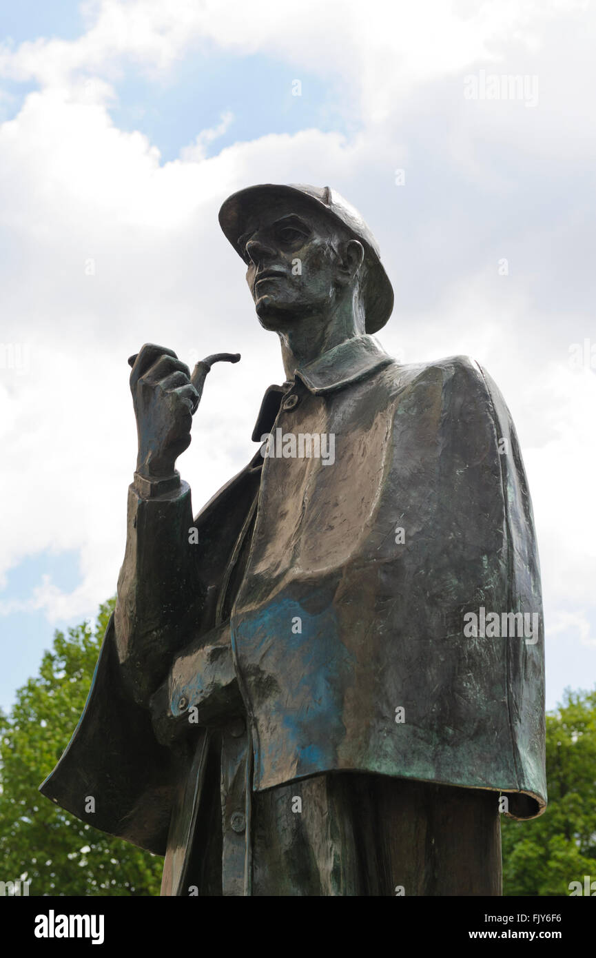 Un lifesize scultura in bronzo del famoso British detective Sherlock Holmes, Londra, Regno Unito. Foto Stock