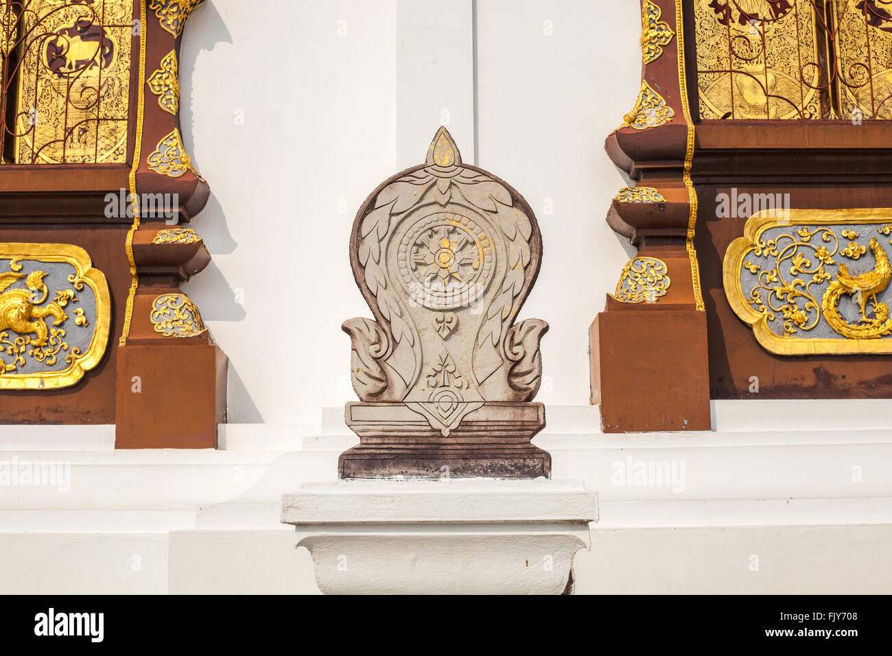 Sema, simbolo del buddismo chiesa sullo sfondo Foto Stock