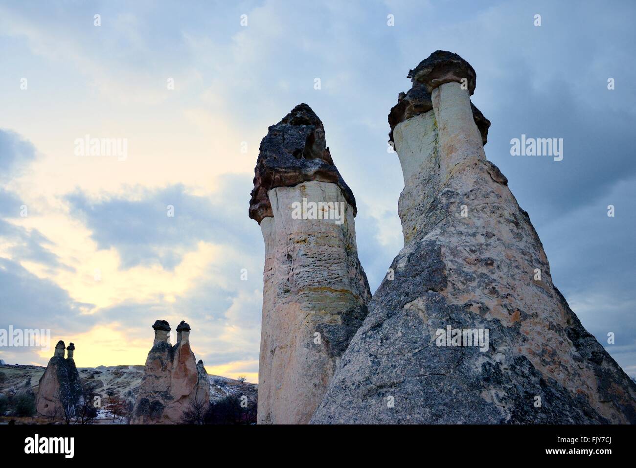 Erosi tufo vulcanico rock pilastri Camini di Fata nella valle dei monaci pasabagi area di Goreme national park, Cappadocia, Turchia Foto Stock