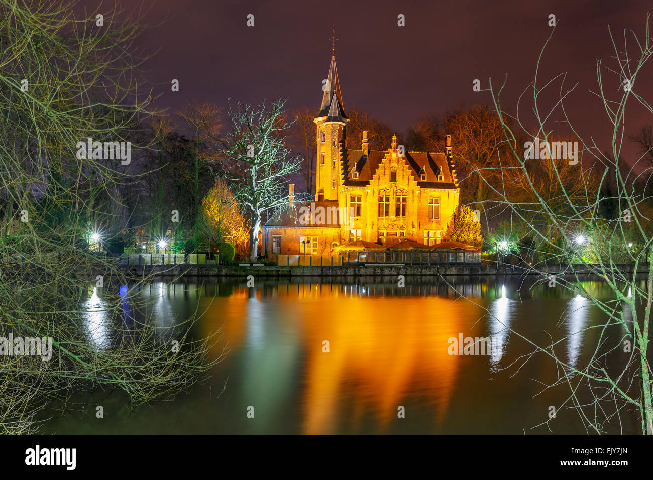 Fiabesco paesaggio notturno al Lago Minnewater a Bruges, Belgio Foto Stock