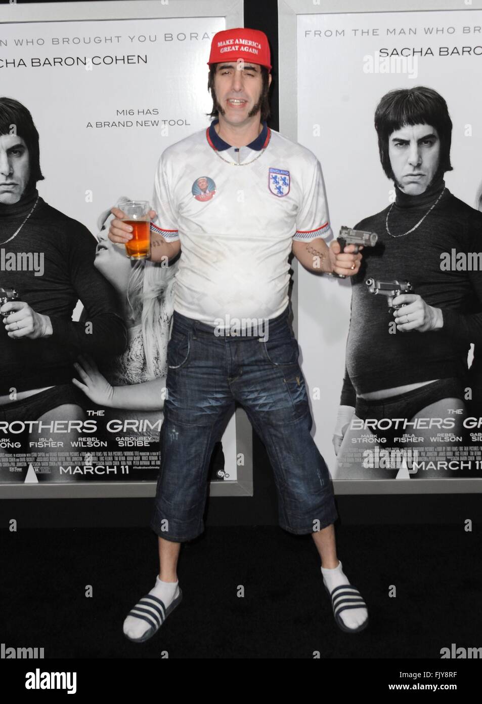 Los Angeles, CA, Stati Uniti d'America. 3 Mar, 2016. Sacha Baron Cohen presso gli arrivi per i fratelli GRIMSBY Premiere, il Regency Village Theatre di Los Angeles, CA 3 marzo 2016. Credito: Dee Cercone/Everett raccolta/Alamy Live News Foto Stock
