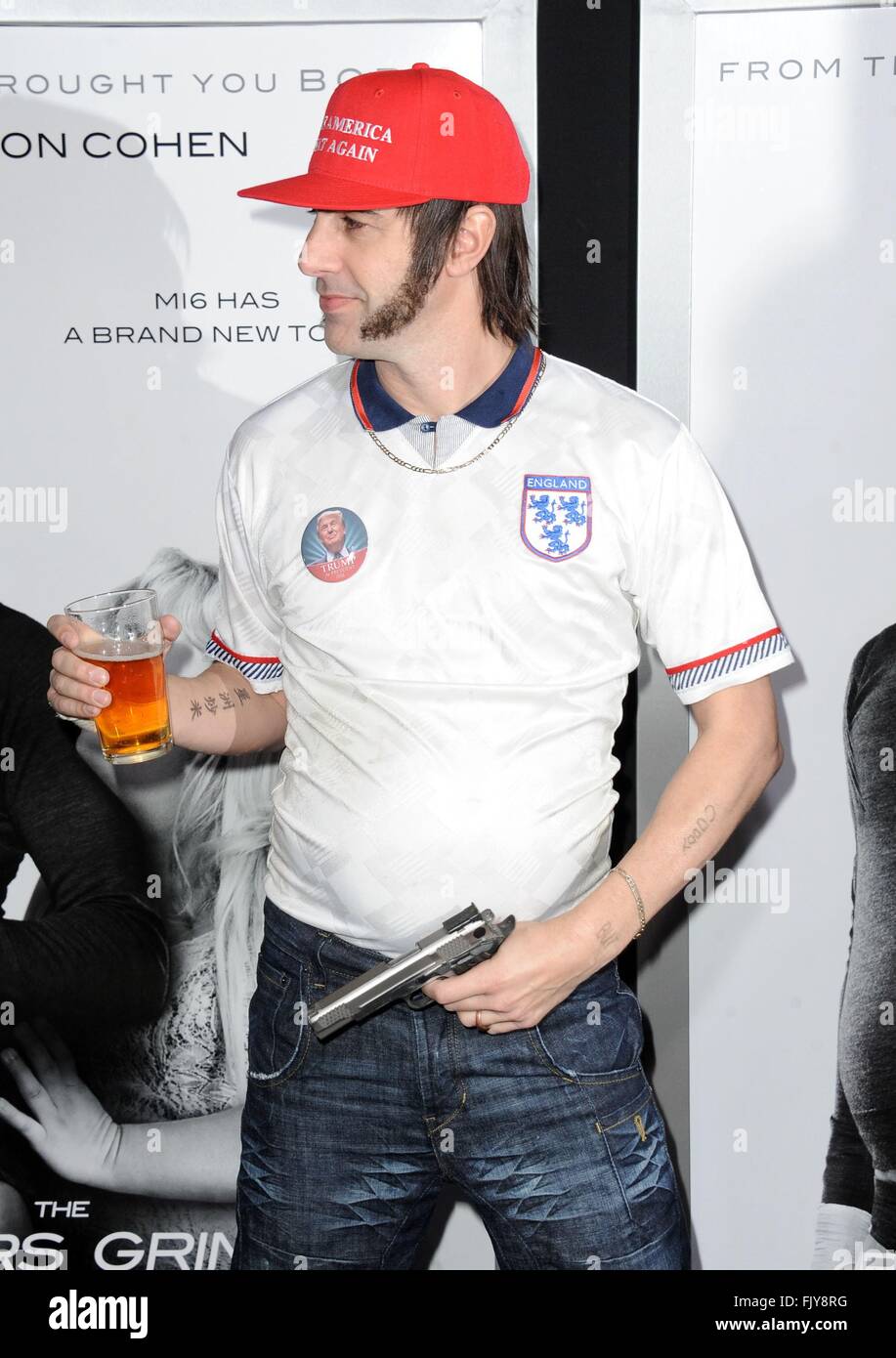 Los Angeles, CA, Stati Uniti d'America. 3 Mar, 2016. Sacha Baron Cohen presso gli arrivi per i fratelli GRIMSBY Premiere, il Regency Village Theatre di Los Angeles, CA 3 marzo 2016. Credito: Dee Cercone/Everett raccolta/Alamy Live News Foto Stock