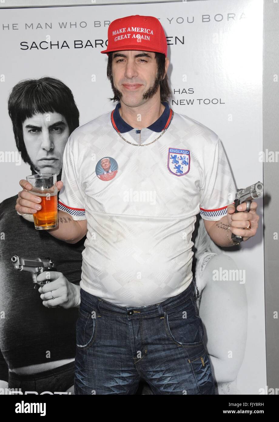 Los Angeles, CA, Stati Uniti d'America. 3 Mar, 2016. Sacha Baron Cohen presso gli arrivi per i fratelli GRIMSBY Premiere, il Regency Village Theatre di Los Angeles, CA 3 marzo 2016. Credito: Dee Cercone/Everett raccolta/Alamy Live News Foto Stock