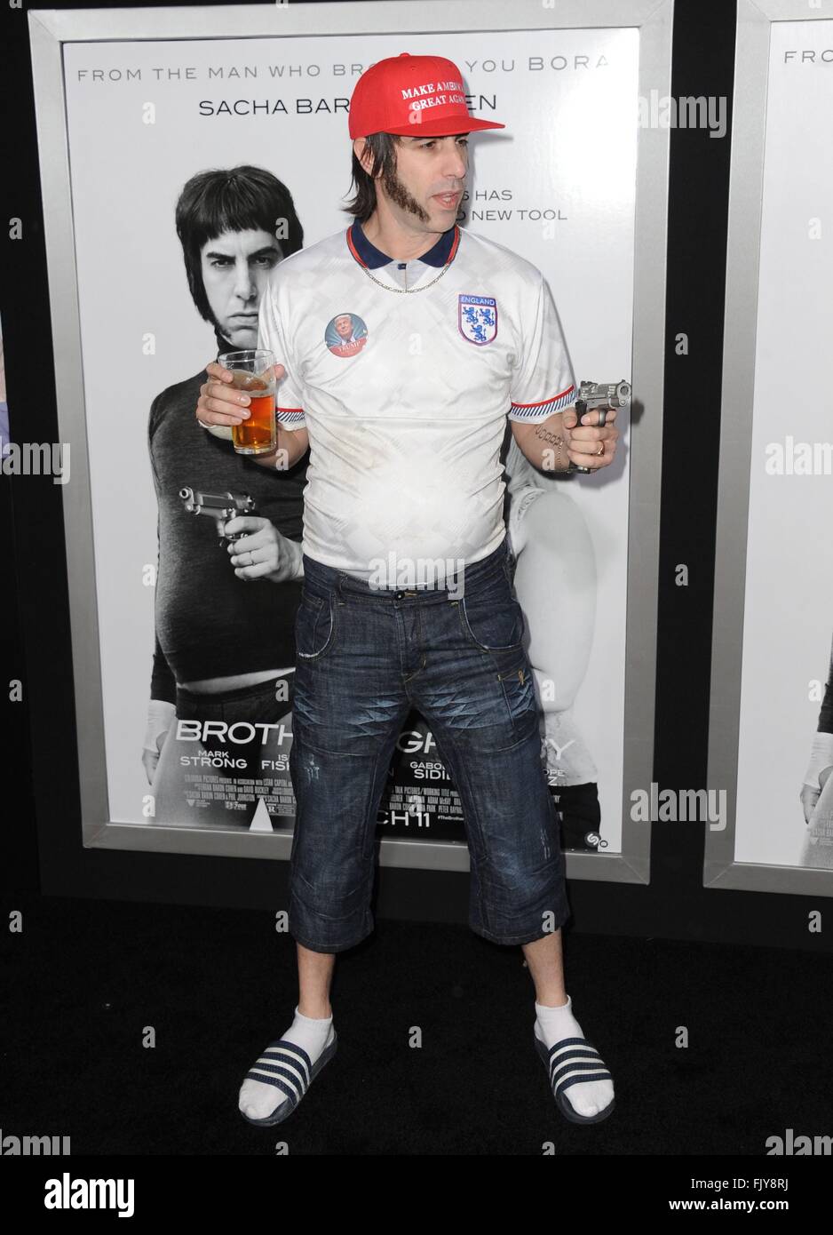 Los Angeles, CA, Stati Uniti d'America. 3 Mar, 2016. Sacha Baron Cohen presso gli arrivi per i fratelli GRIMSBY Premiere, il Regency Village Theatre di Los Angeles, CA 3 marzo 2016. Credito: Dee Cercone/Everett raccolta/Alamy Live News Foto Stock