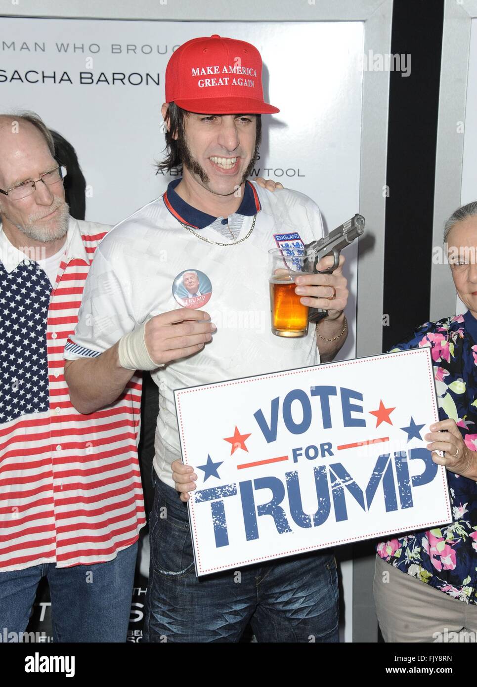 Los Angeles, CA, Stati Uniti d'America. 3 Mar, 2016. Sacha Baron Cohen presso gli arrivi per i fratelli GRIMSBY Premiere, il Regency Village Theatre di Los Angeles, CA 3 marzo 2016. Credito: Dee Cercone/Everett raccolta/Alamy Live News Foto Stock