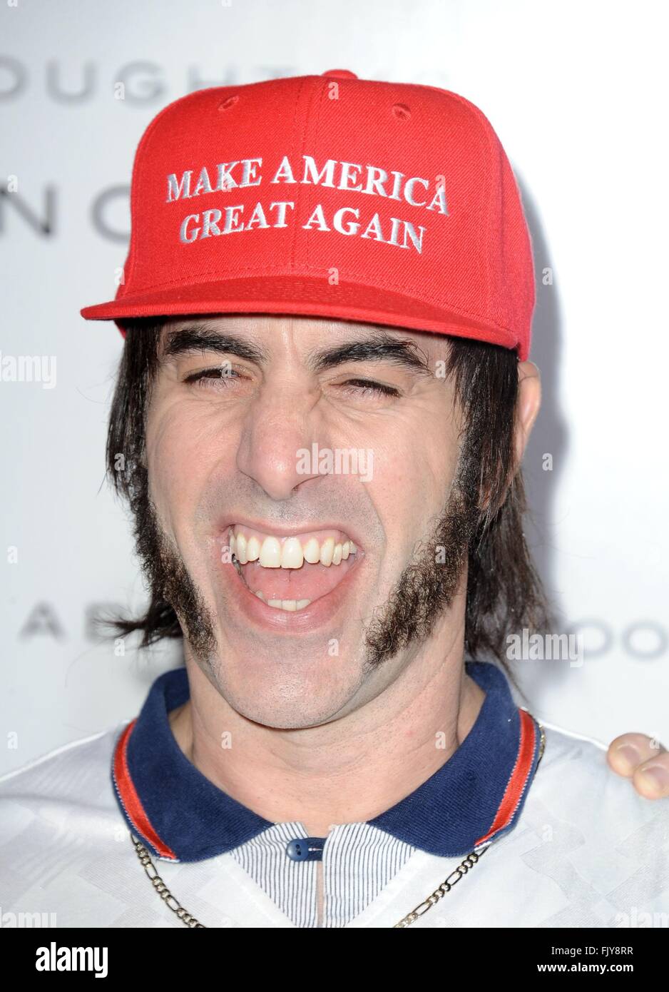 Los Angeles, CA, Stati Uniti d'America. 3 Mar, 2016. Sacha Baron Cohen presso gli arrivi per i fratelli GRIMSBY Premiere, il Regency Village Theatre di Los Angeles, CA 3 marzo 2016. Credito: Dee Cercone/Everett raccolta/Alamy Live News Foto Stock