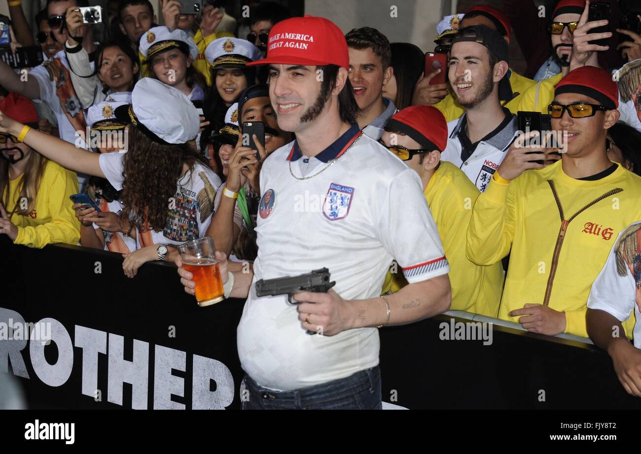 Los Angeles, CA, Stati Uniti d'America. 3 Mar, 2016. Sacha Baron Cohen presso gli arrivi per i fratelli GRIMSBY Premiere, il Regency Village Theatre di Los Angeles, CA 3 marzo 2016. Credito: Dee Cercone/Everett raccolta/Alamy Live News Foto Stock