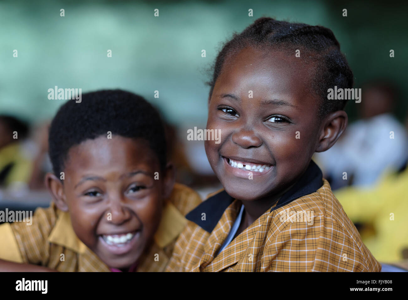 Johannesburg Gauteng, Sud Africa. 27 gennaio, 2016. Venti anni dopo la democrazia più bambini neri in Sud Africa continuano a ricevere una formazione che li condanna per la sottoclasse della società sudafricana, dove la povertà e la disoccupazione sono la norma e non l'eccezione. In Sud Africa ci sono diversi programmi, presentati da organizzazioni come la camera da letto, scriverlo SA e molti altri che sono volte a migliorare il tasso di alfabetizzazione. In Sud Africa, di 100 bambini che iniziano il grado 1, 48 scriverà GR12 esami, 36 passerà, 14 si qualificheranno per accedere all'università, 7 completeranno il loro grado Foto Stock