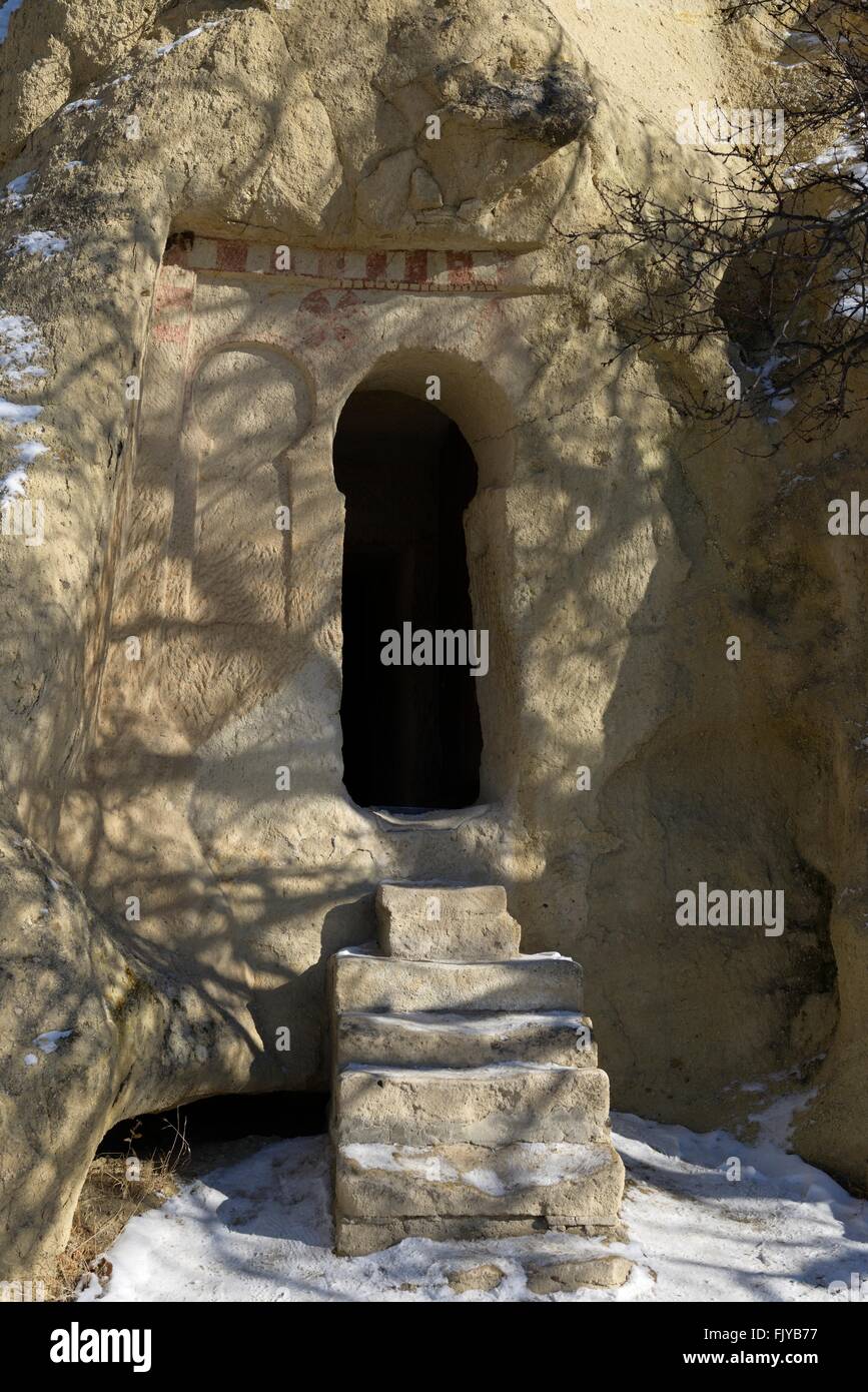 Porta ad erosione tufo vulcanico dei primi cristiani grotte troglodite abitazione. goreme open air museum national park, Cappadocia, Turchia Foto Stock
