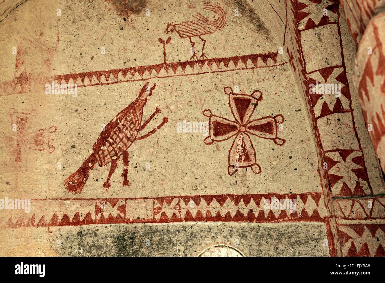 Rocce scolpite chiesa di Santa Barbara. Goreme Parco Nazionale di Cappadocia la Turchia. Dei primi Cristiani ocra rossa murale. Diavolo minaccia cross Foto Stock