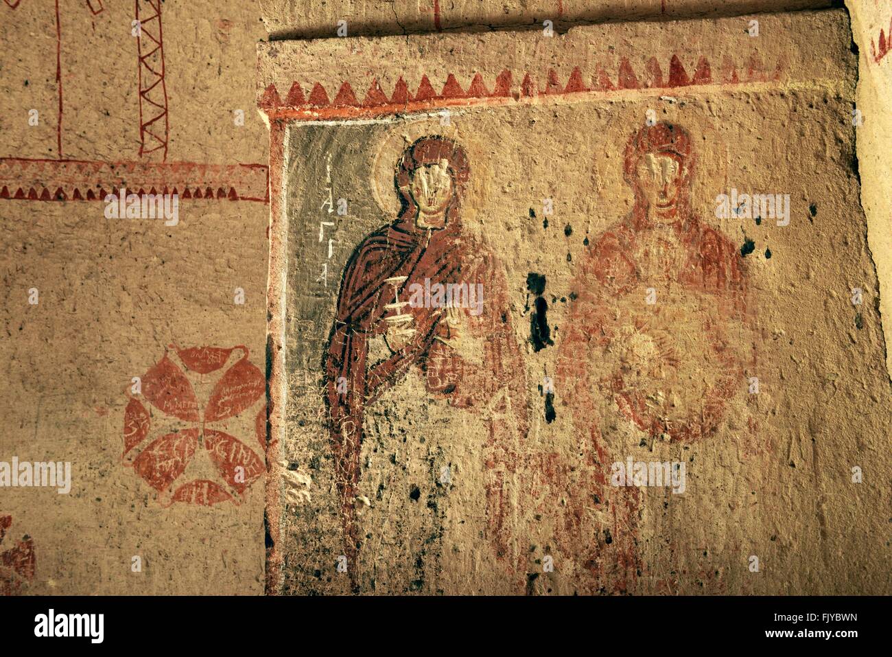 Dei primi Cristiani murale. Santi, rovinato cavava gli occhi, in rocce scolpite chiesa di Santa Barbara. Goreme National Park, la Cappadocia Turchia Foto Stock