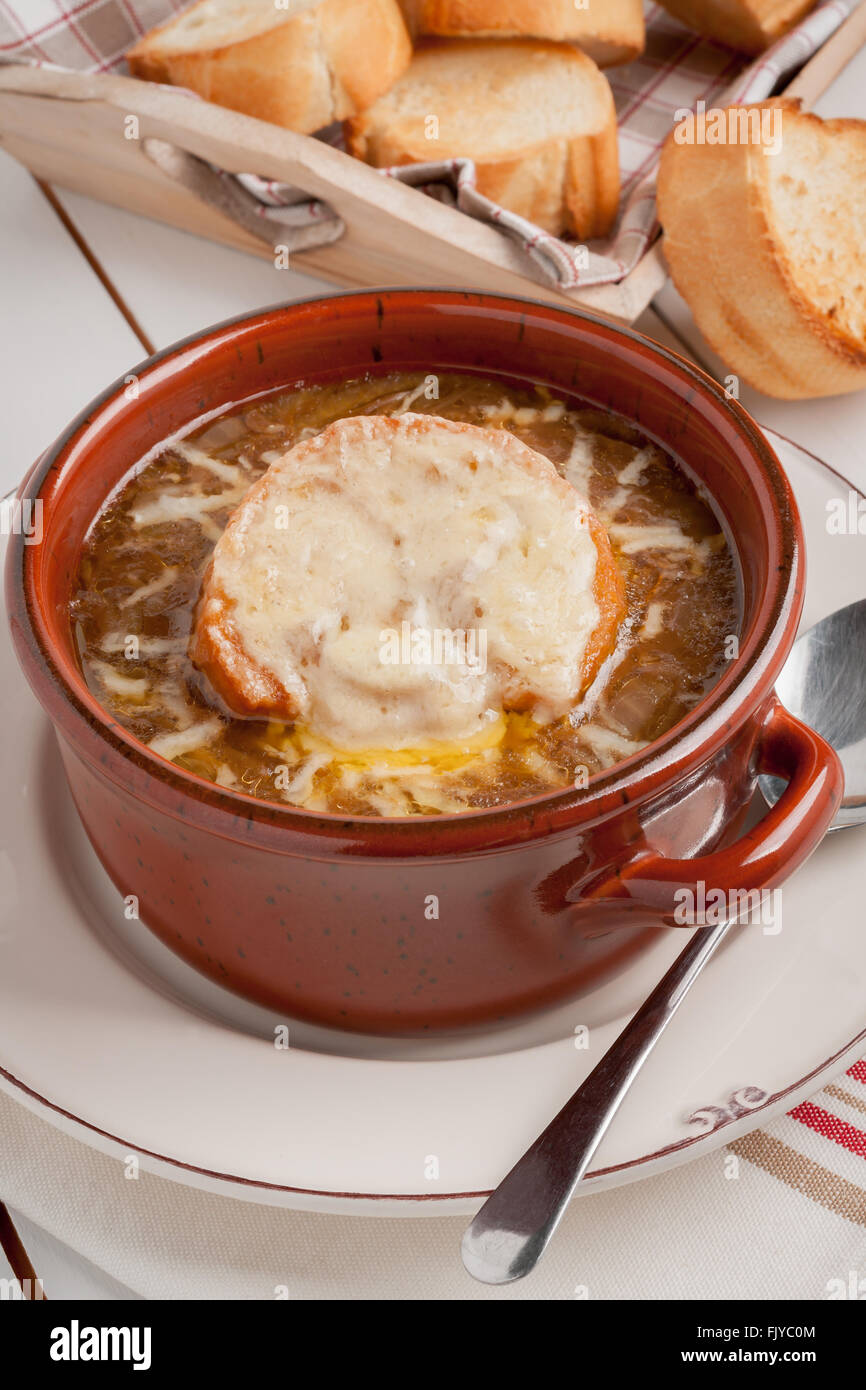 Zuppa di cipolle alla francese con grigliate di formaggio gruviera crostini Foto Stock