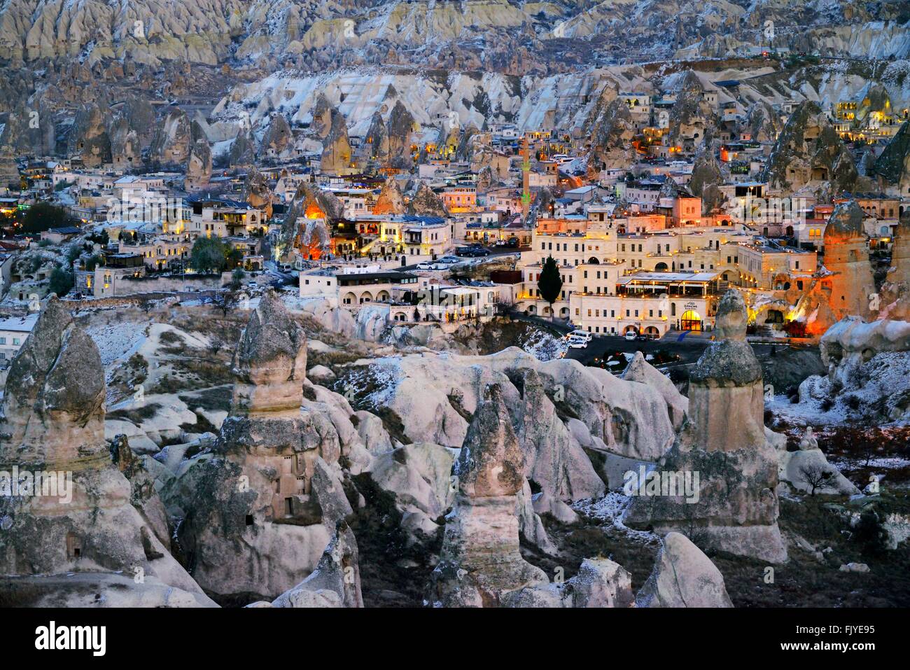 Città vecchia di Goreme aka Avcilar, moderno hotel turistici e tufo eroso Camini di Fata. Goreme National Park, Cappadocia, Turchia Foto Stock
