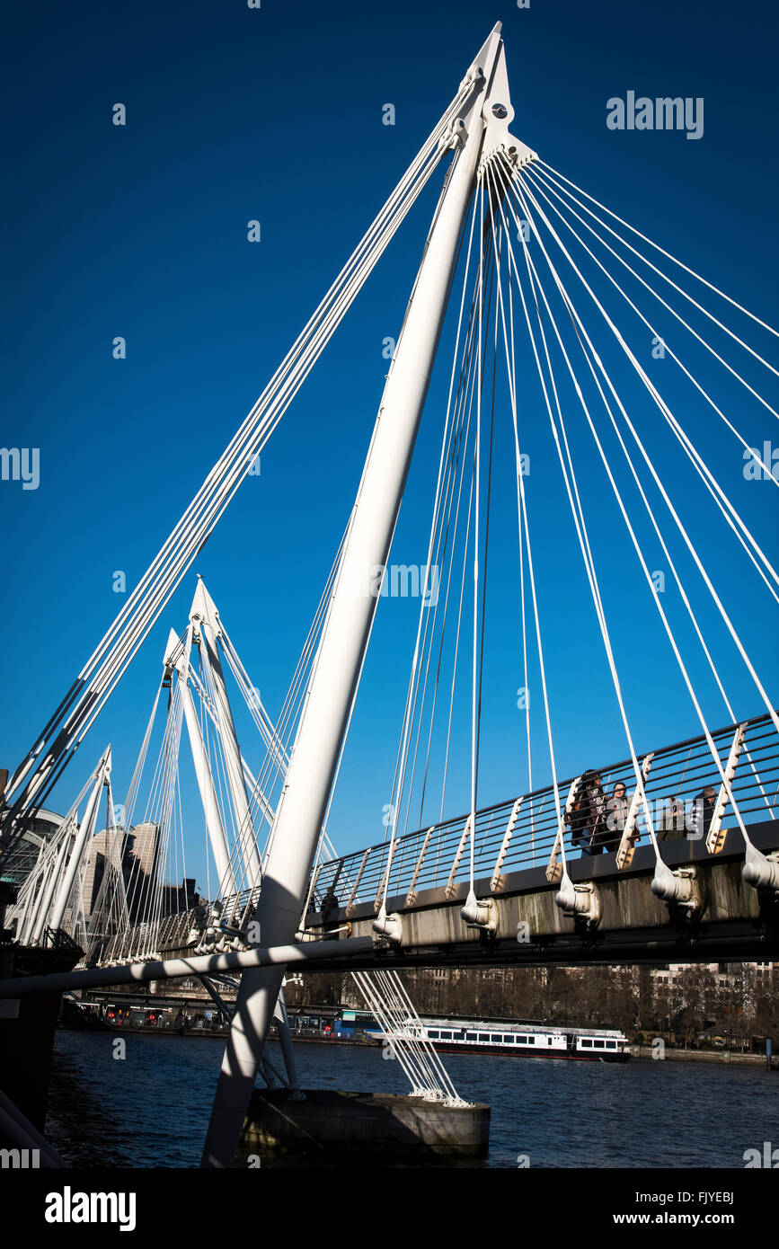 Hungerford bridge a Waterloo bridge Londra Inghilterra il Golden Jubilee ponti Charing cross Shard Thames Foto Stock