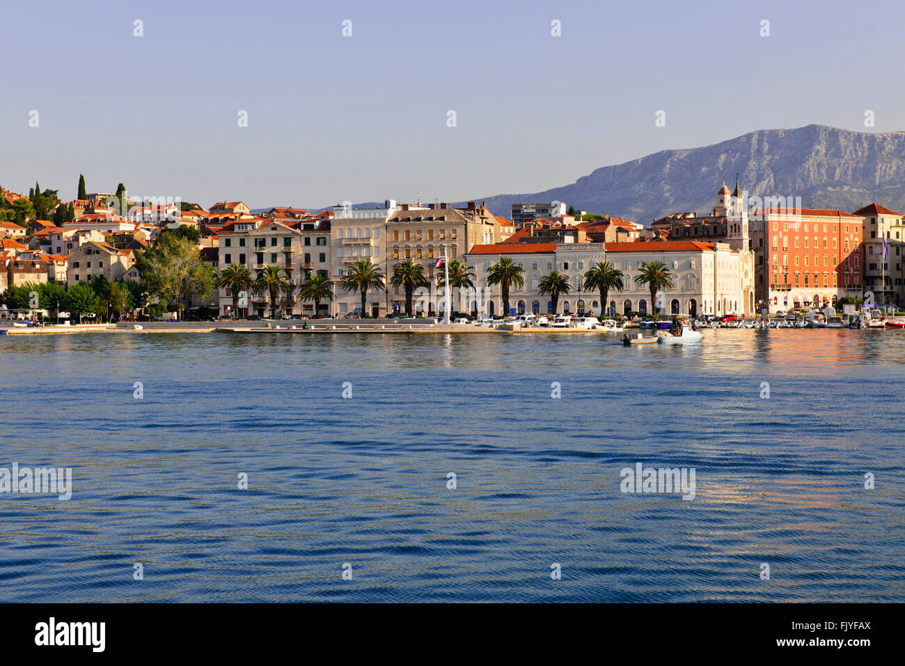 Lasciando Porto di Split,architettura medievale,di Diocleziano palazzo romano,vivace,città gentile,bar,ristoranti,Dalmazia, Croazia Foto Stock