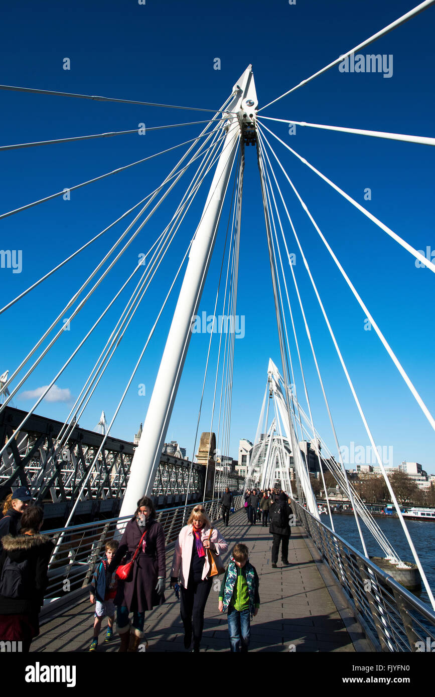 Vista da Hungerford bridge a Waterloo bridge Londra Inghilterra il Golden Jubilee ponti Charing cross Shard Thames Foto Stock