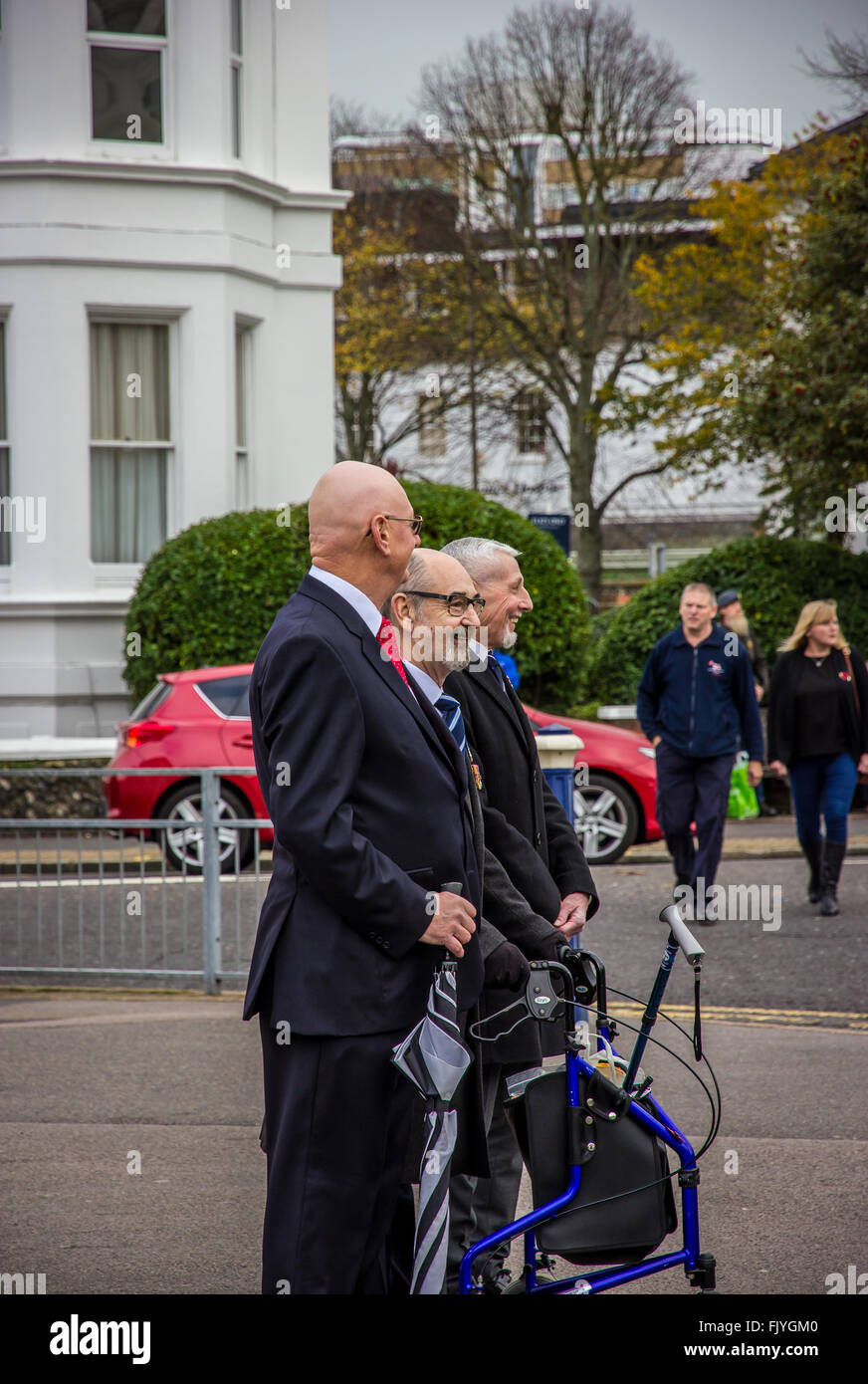 11 novembre 2015. Tre amici condivisione dei ricordi presso il giorno dell'Armistizio Memorial Eastbourne East Sussex Regno Unito Foto Stock