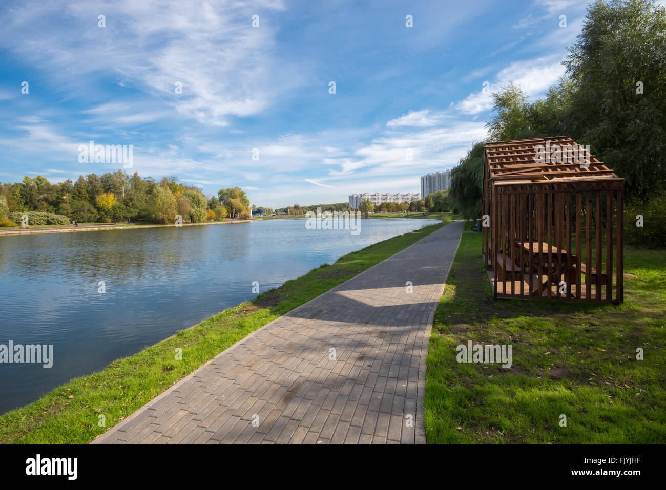 Mobili da giardino per rilassarsi nel parco a lago Foto Stock