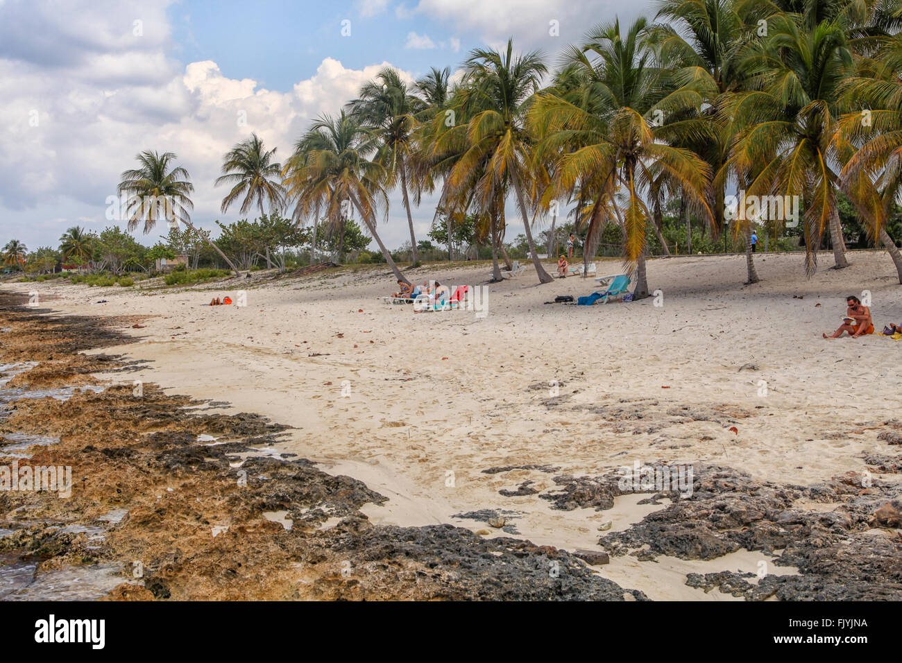 Persone che giace sulla spiaggia a Cuba Foto Stock