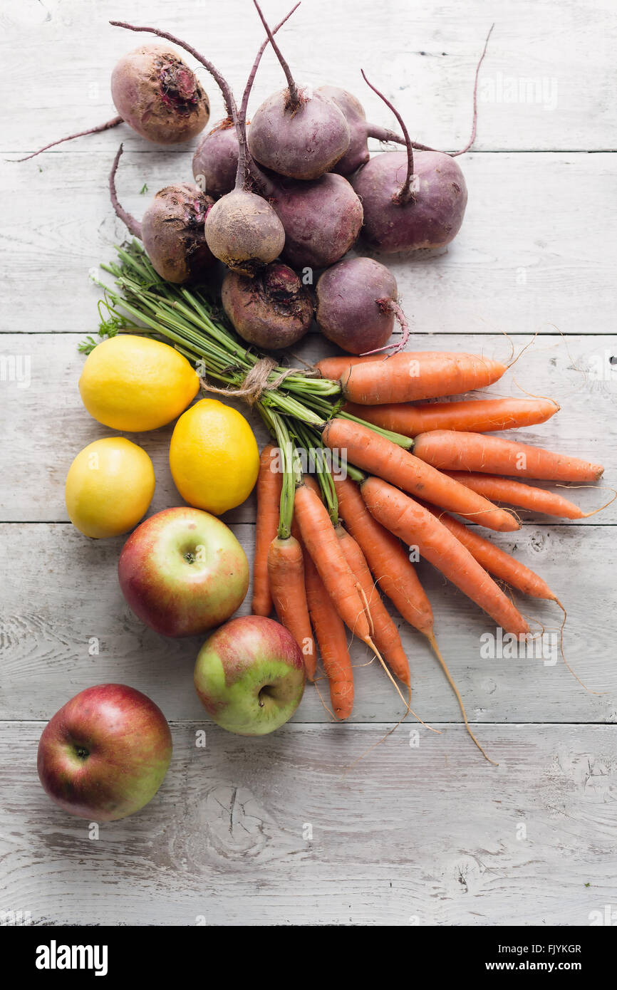 E una selezione di fresche frutta e verdura biologiche Foto Stock