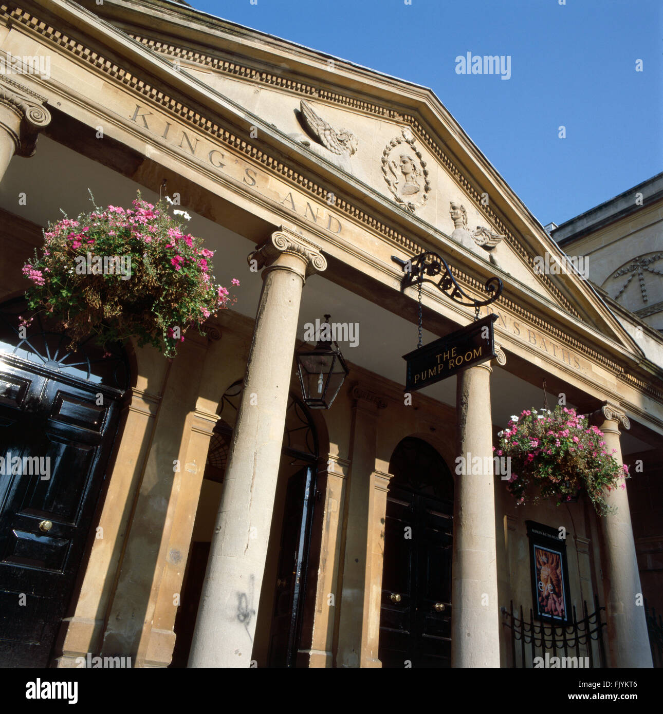 Pompa georgiana, stanza da bagno. Pressione di stallo di ingresso di strada per bagni (vista di Frontone con iscrizione). Regency bagno archicture in pietra. Foto Stock