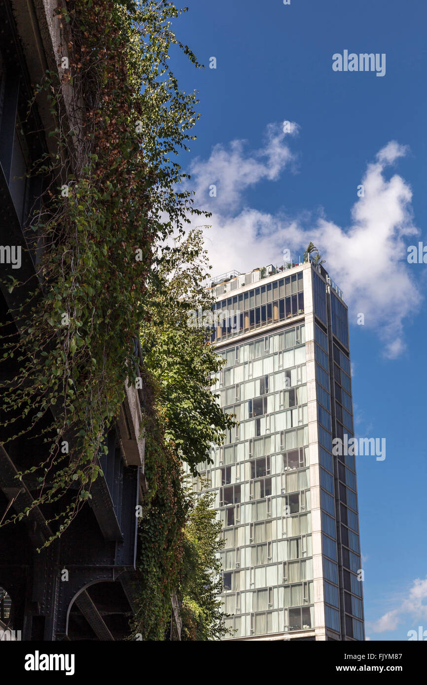 Lo Standard Hotel di Manhattan visto dal di sotto della linea alta, che l'hotel si trova a cavallo. Foto Stock