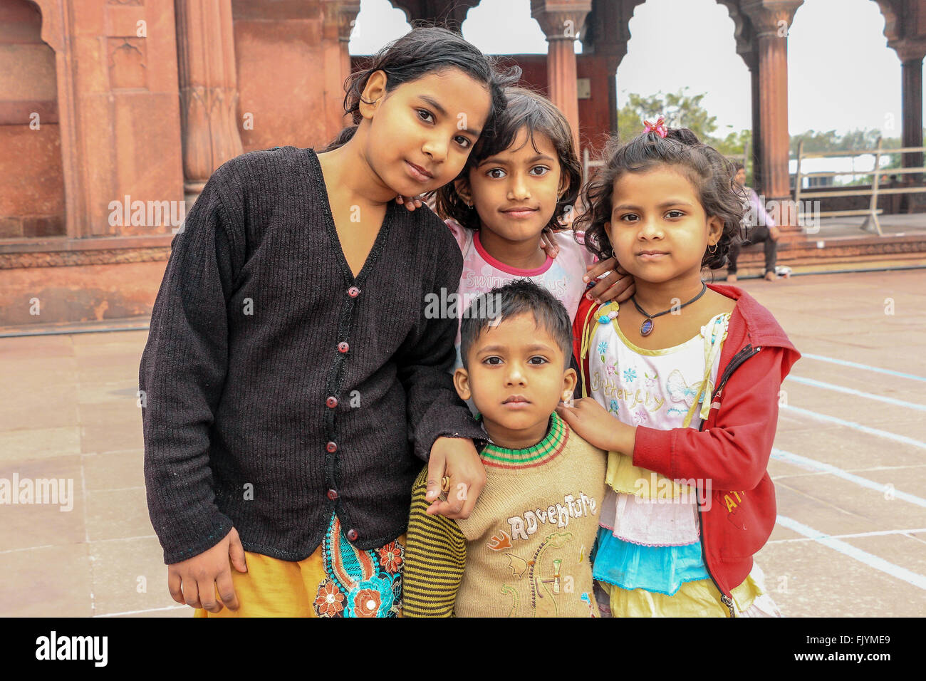 Gruppo di sorridere locale bambini indiani Lahori Gate, Red Fort di Delhi, India, Asia Foto Stock
