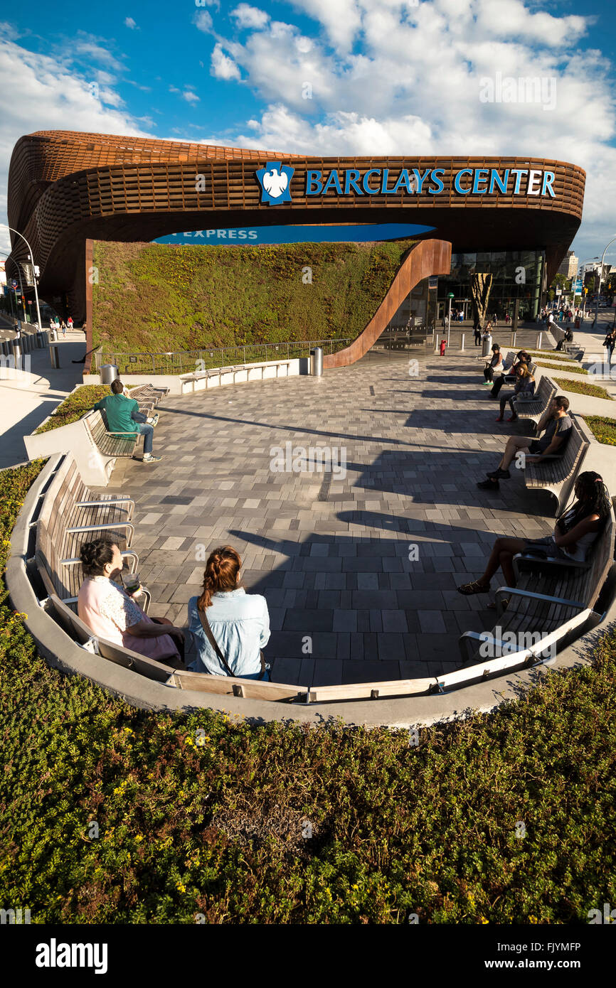 La Barclays Center di Brooklyn con la sua moss coperte di ingresso della metropolitana in primo piano. Foto Stock