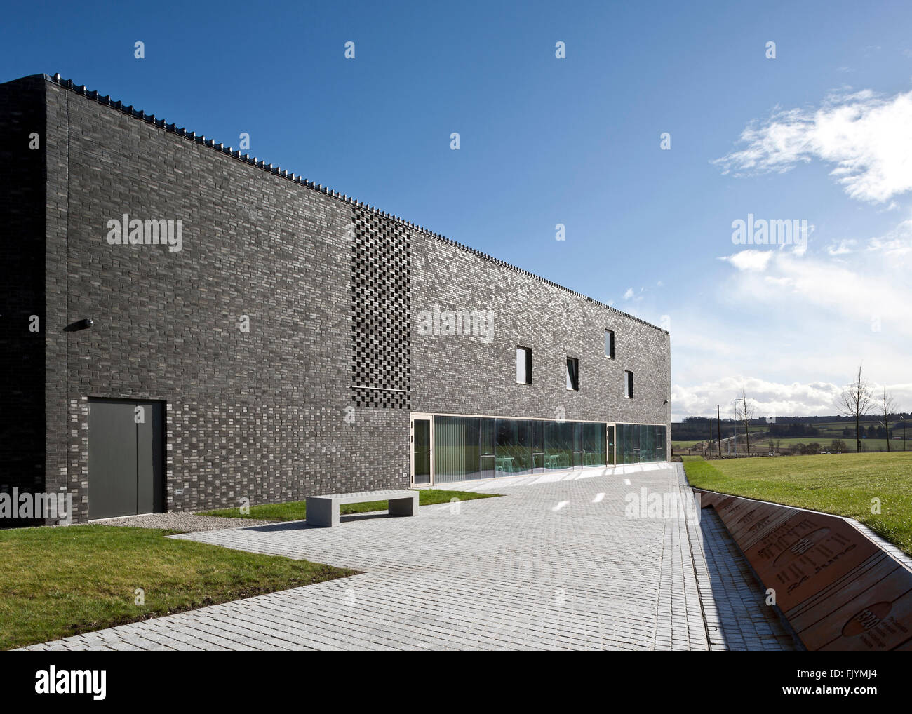 Battaglia di Bannockburn del Centro Visitatori, Stirling. Un quadrato grigio edificio, con un grande pannello di vetro. Foto Stock