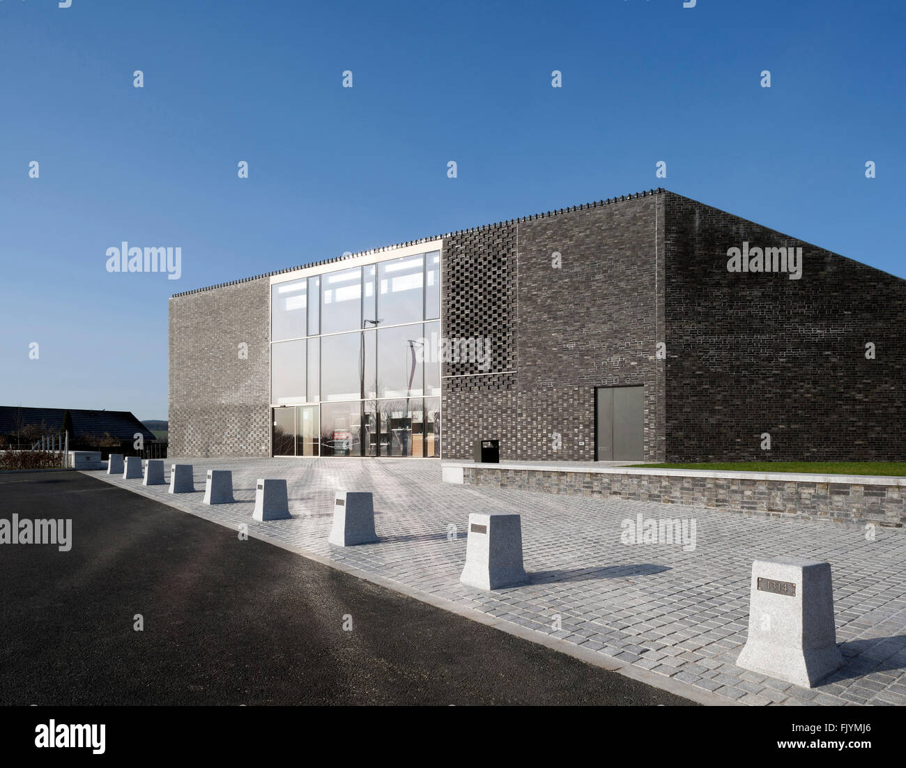 Battaglia di Bannockburn del Centro Visitatori, Stirling. Un quadrato grigio edificio, con un grande pannello di vetro. Foto Stock