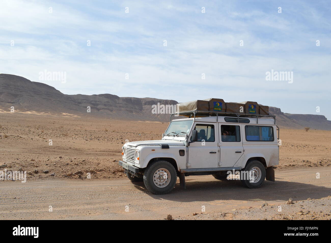 La guida di Land Rover Defender nel Sahara Foto Stock