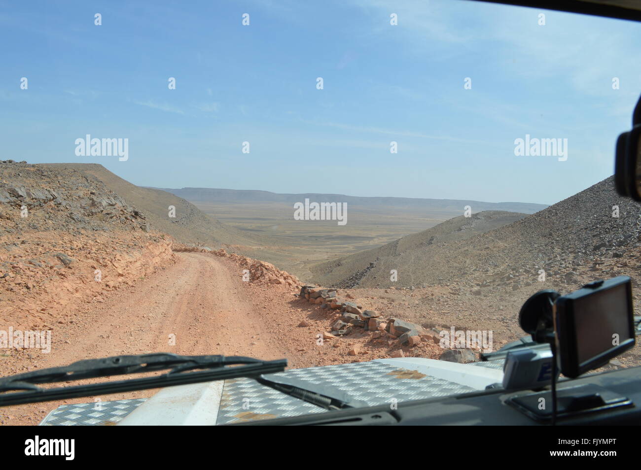 La guida di Land Rover Defender nel Sahara Foto Stock