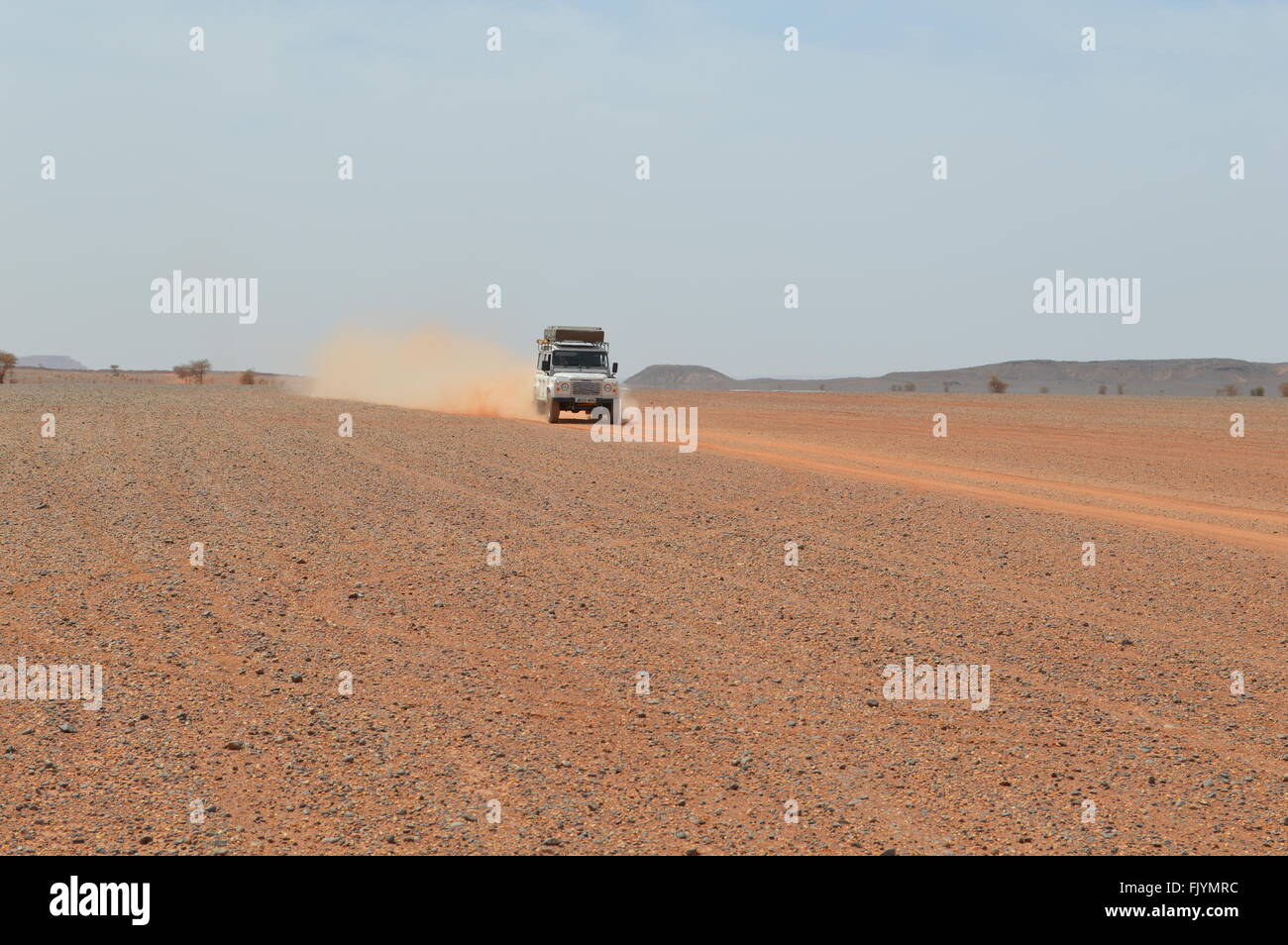 La guida di Land Rover Defender nel Sahara Foto Stock