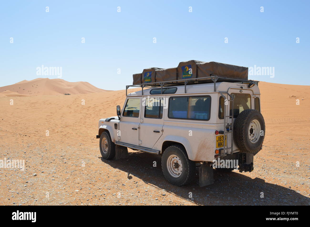 Landrover in Erg Chebbi, Sahara, Marocco Foto Stock