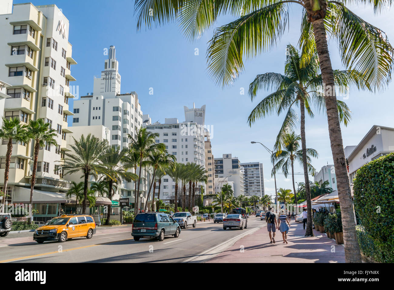 Traffico di persone e di veicoli su Collins Avenue a South Beach di Miami Beach, Florida, Stati Uniti d'America Foto Stock