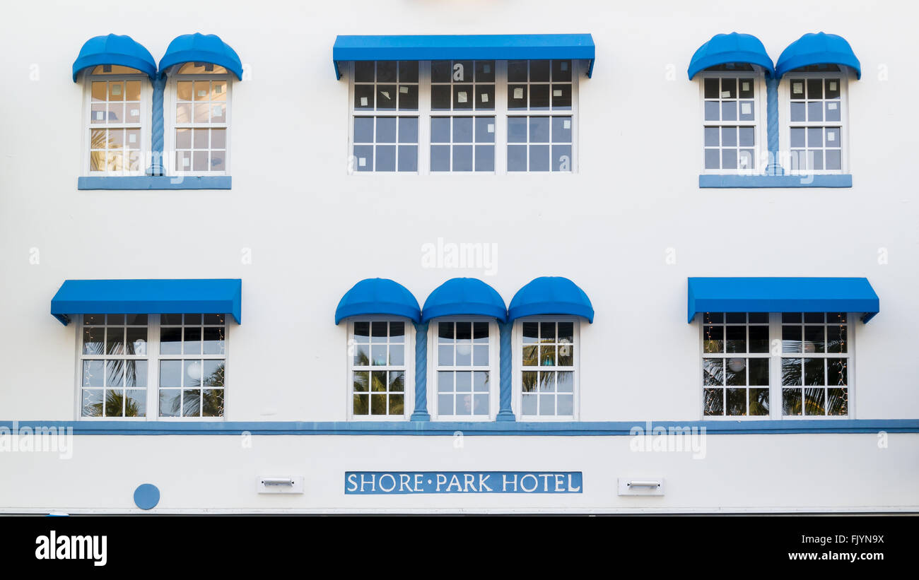 La facciata anteriore di art deco hotel Park Shore su Ocean Drive in South Beach di Miami Beach, Florida, Stati Uniti d'America Foto Stock