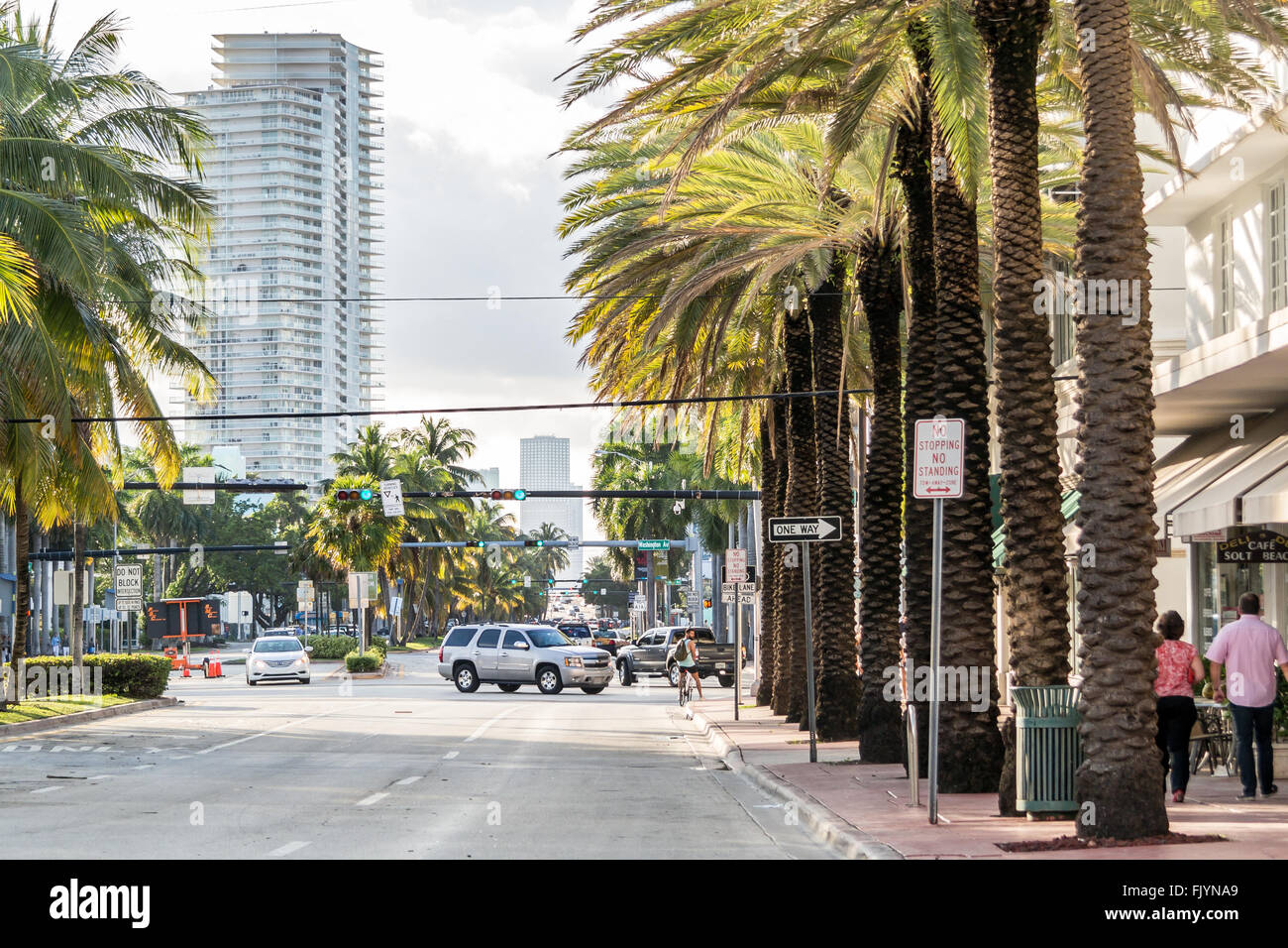Vista della quinta strada da Ocean Drive in South Beach di Miami Beach, Florida, Stati Uniti d'America Foto Stock